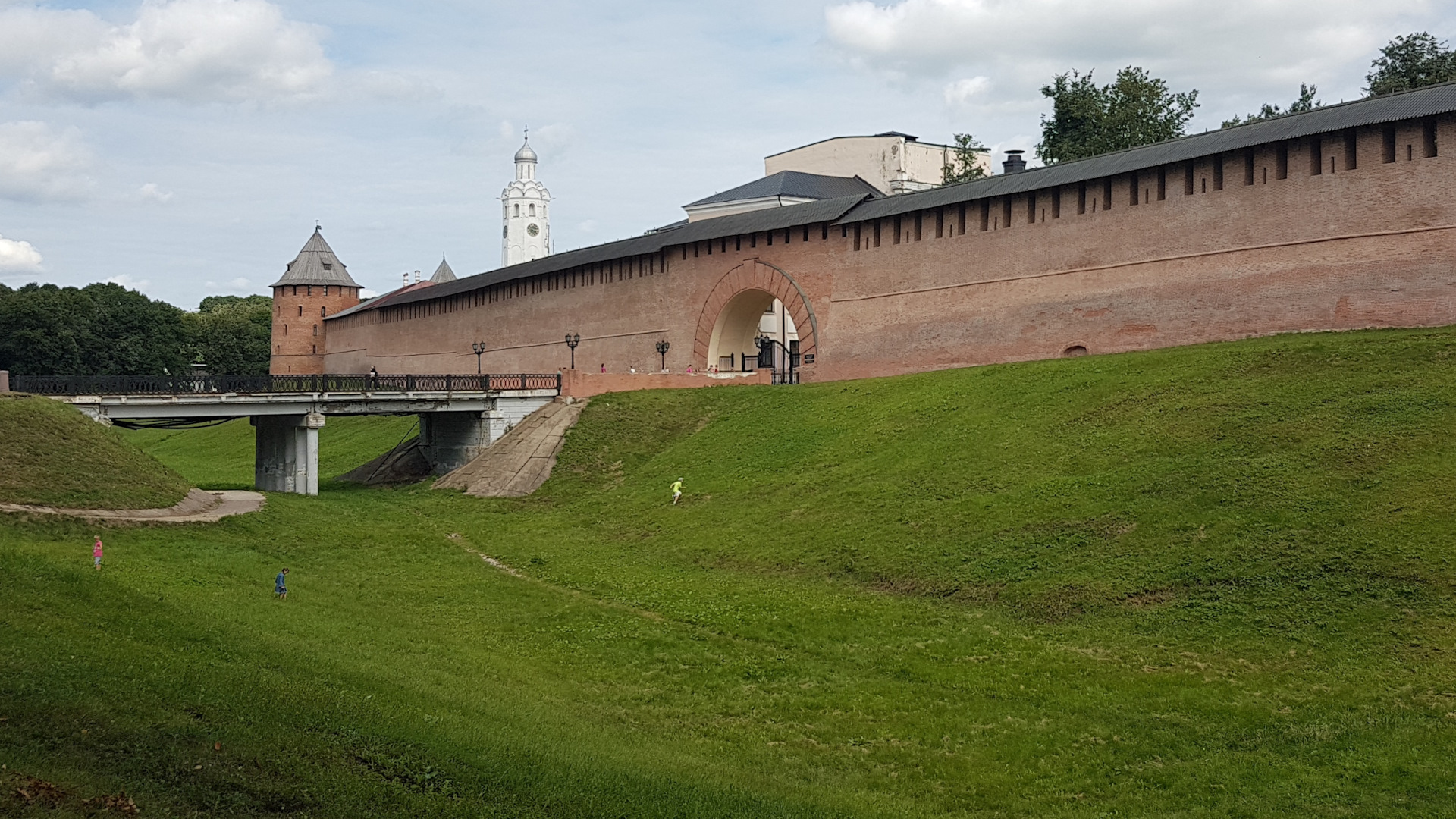 Новгород 22. Новгородский Кремль Великий Новгород. Детинец Великий Новгород. Пречистенская арка Новгородского Кремля. Ворота в Кремле Великий Новгород.