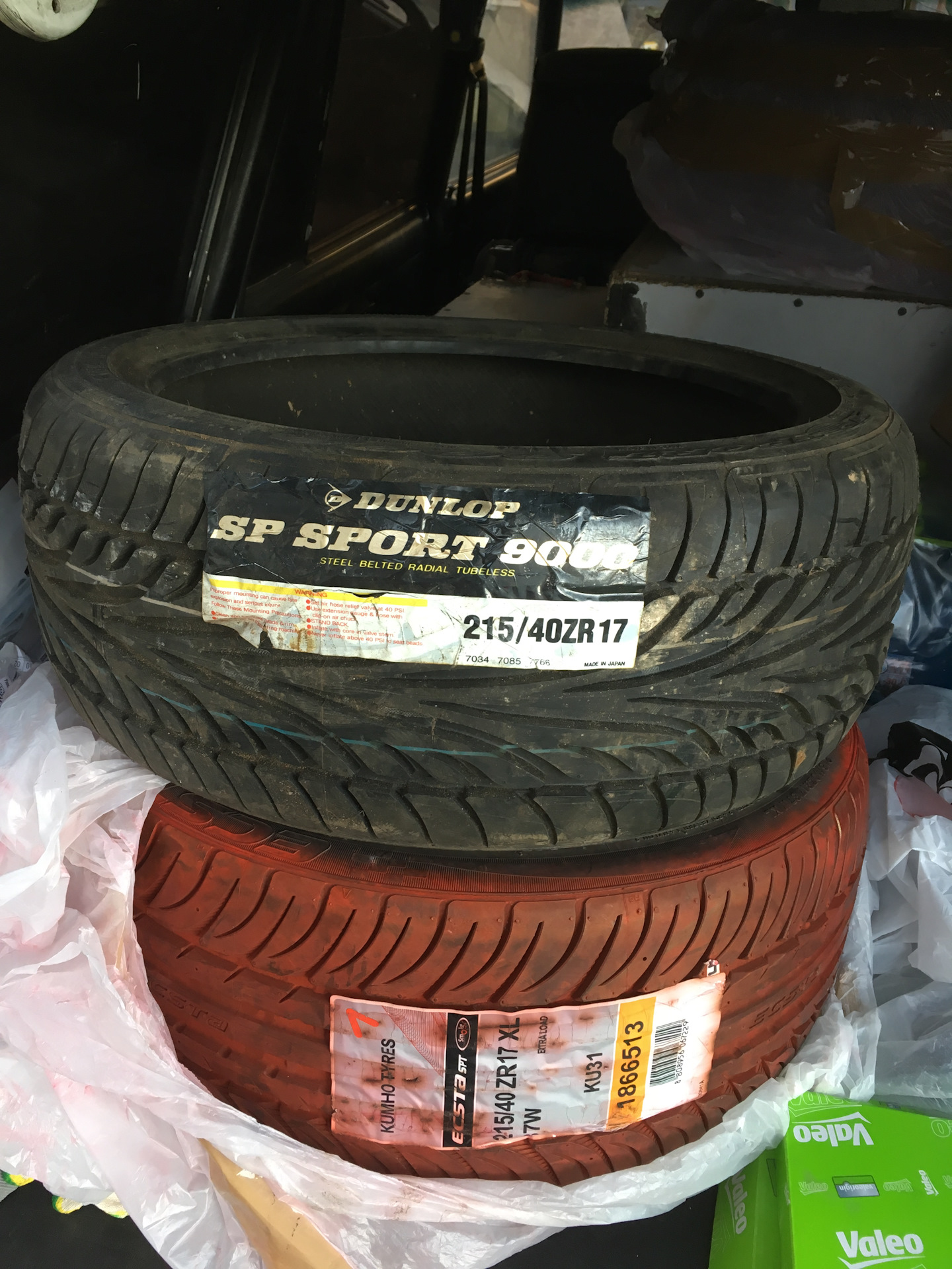 Резина 215 40 r17. Kumho Ecsta SPT colored Smoke ku31c. 215/40 R17. Резина 215 40 17. Kumho шины красный дым Красноярск видео.