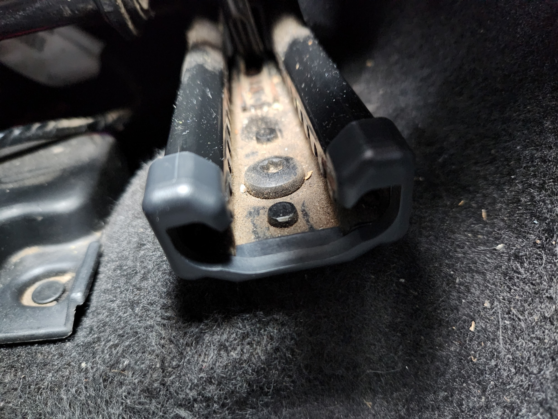 Заглушки на салазки кресел — Peugeot 207 CC, 1,6 л, 2008 года ...