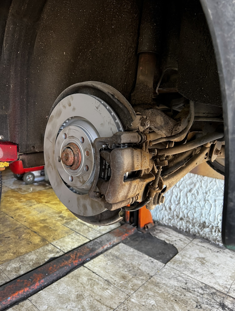 Замена задних тормозных дисков — Audi S4 (B7), 4,2 л, 2005 года ...