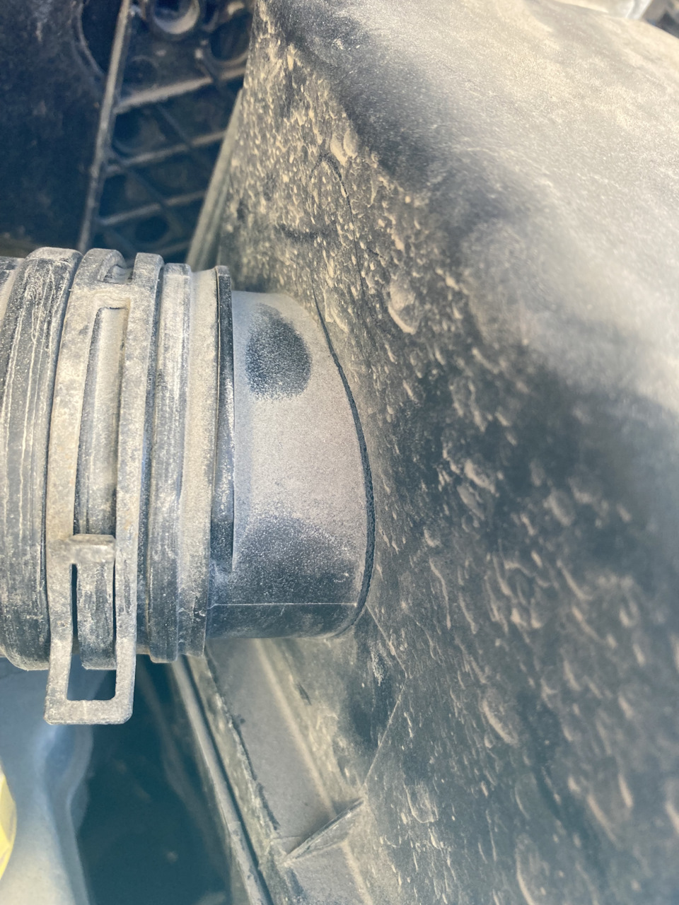 Рукожопые спецы сломали крышку воздушного фильтра. Не доглядел ...