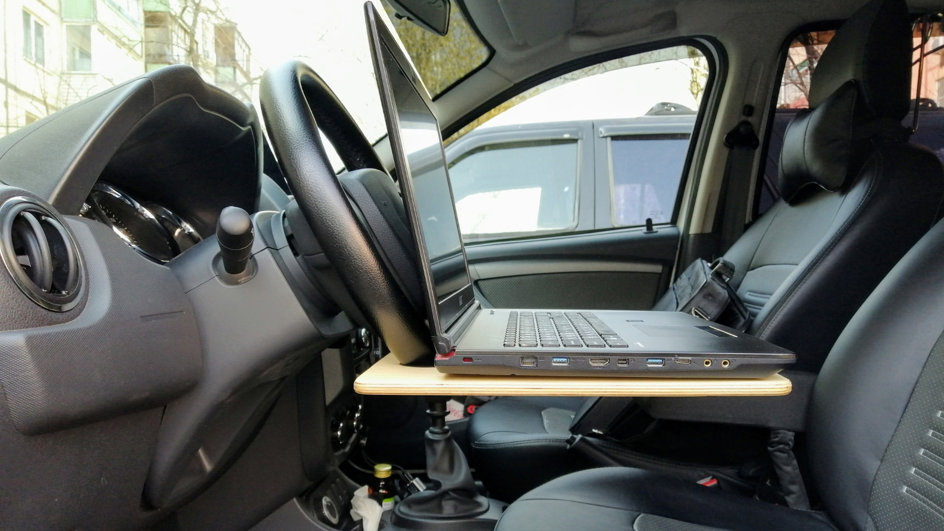 Столик на руль. Автомобильный столик Рено Дастер. Столик на руль автомобиля. Столик для ноутбука в автомобиль. Столик на переднее сиденье.