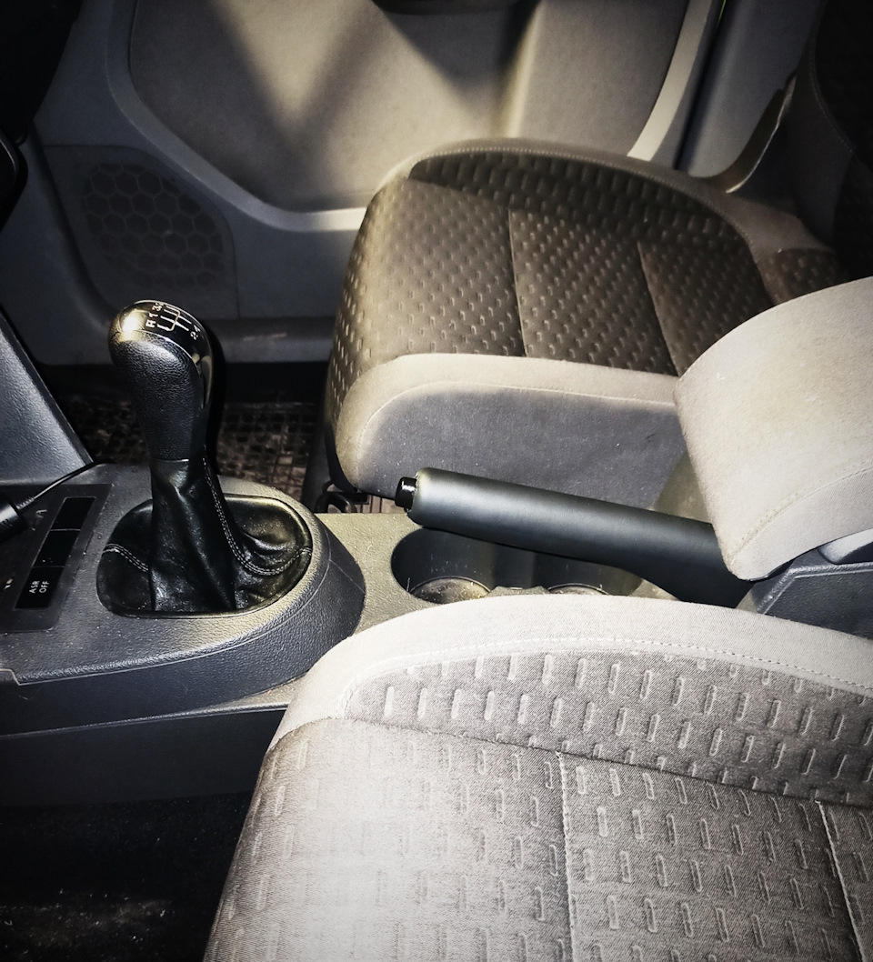 Накладку ручника в кожу — Volkswagen Caddy (3G), 2 л., 2008 года ...