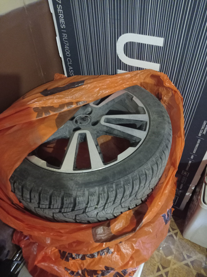 Шины зимние шипованные Hankook 205/50 R17, литые диски 17 на Lada Vesta ...
