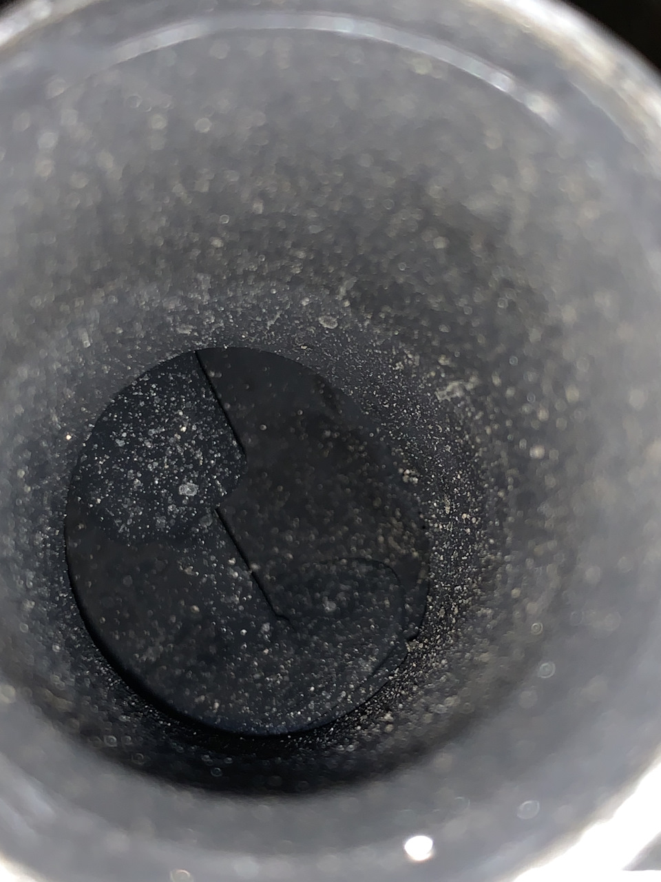 Клапан ЕГР. Не сказать, что все в гуталине. Но и не новый. Песочек уже в сервисе налетел, пока меня ждал — Porsche Cayenne (2G) 958