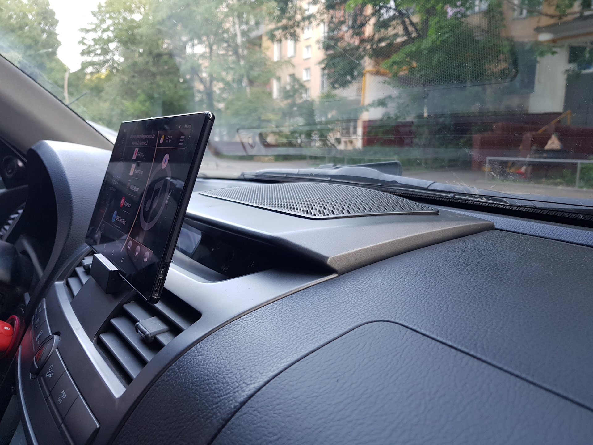 Экран на торпеде. Планшет в Рекстон. Универсальный дисплей андроид на Торпедо автомобиля. Планшет на Торпедо ix55. Планшет для SSANGYONG.