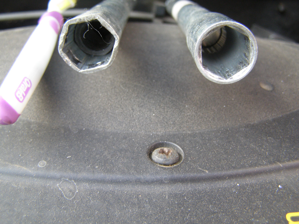 слева резинка, справа магнит — Renault Sandero 1G