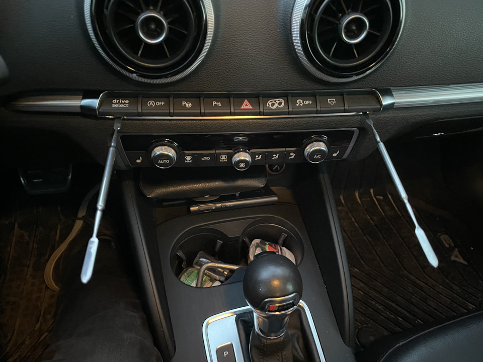 под рукой не оказалось ваговских ключей, но есть медицинский шпатель)) — Audi A3 Sedan (8V)