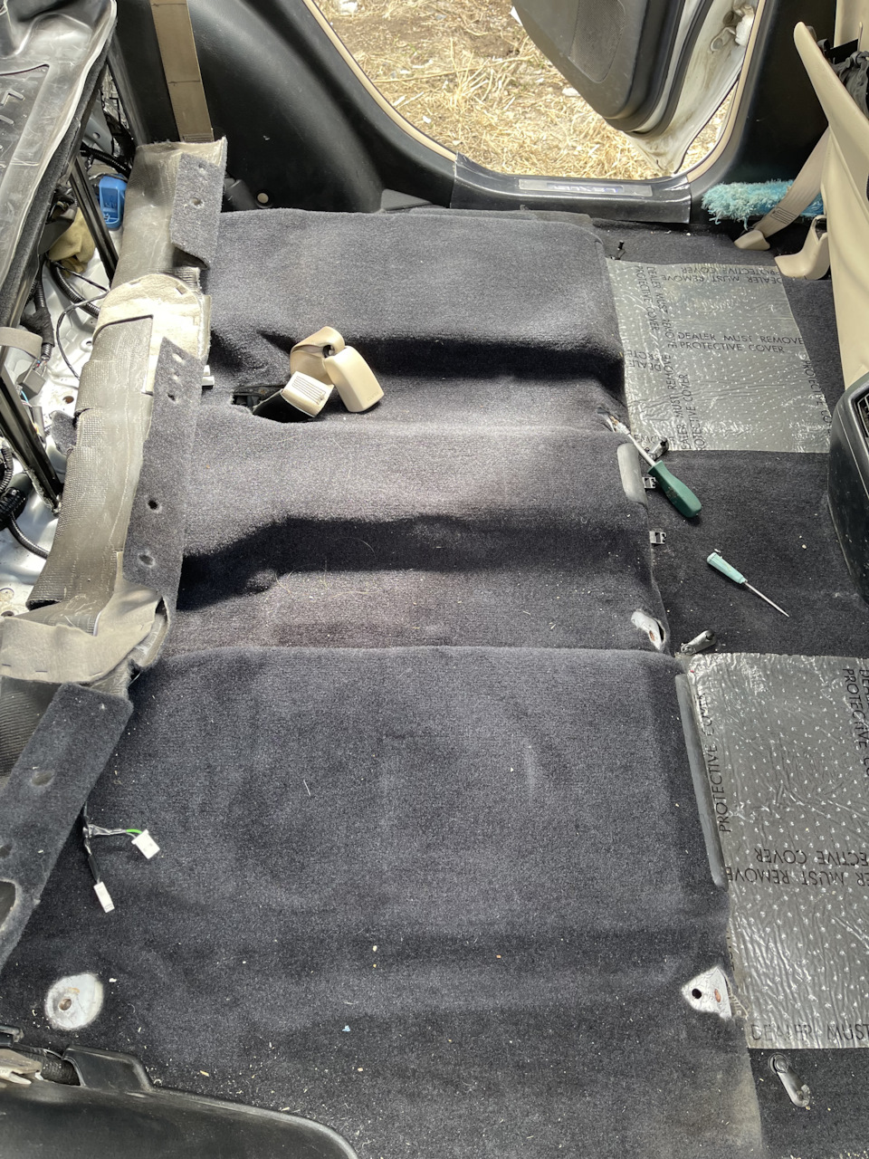 Откинуть ковровое покрытие — Lexus RX 400h (2G)