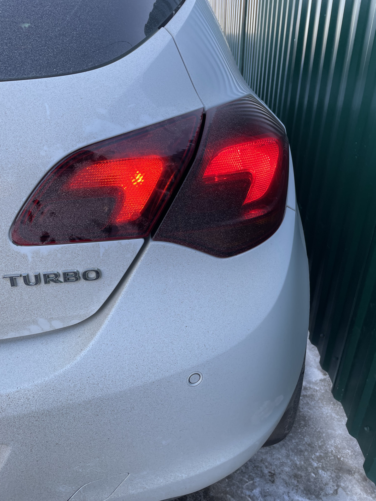 Замена габарита на крышке багажника — Opel Astra J, 1,6 л, 2011 года ...