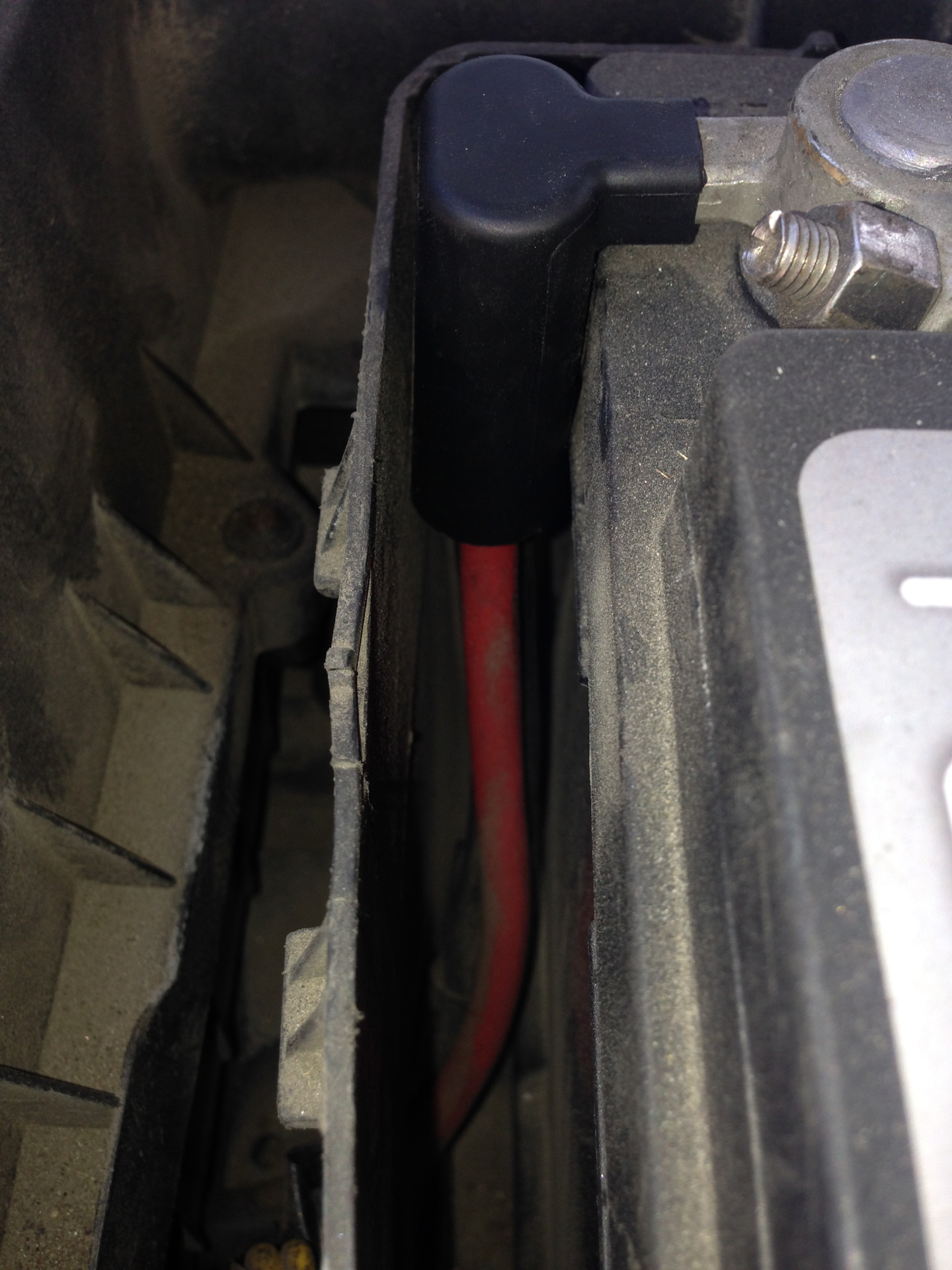 Колпачок клеммы АКБ и держатель шланга ОЖ — Volkswagen Tiguan (1G), 2 л ...