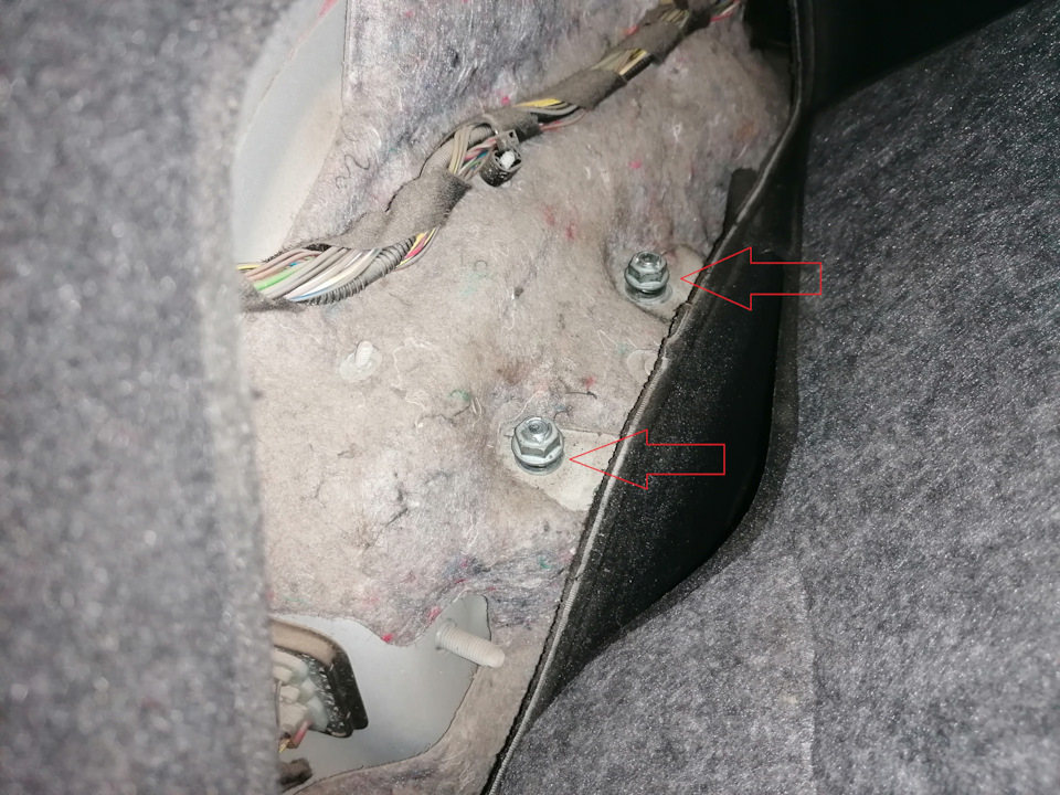 10. Przód: załóż podkładkę 20 mm na górne mocowanie kolumny; sprawdź orientację i przyleganie. — Mercedes B-Class W246/T246