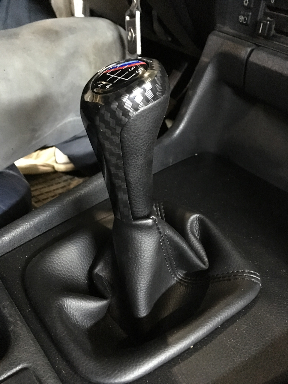 Чехол мкпп. Ручка мкпп на vw golf 2. Чехол мкпп saab 9-5. Skoda rapid кожух рычага кпп. Ручка мкпп ваз 2110.