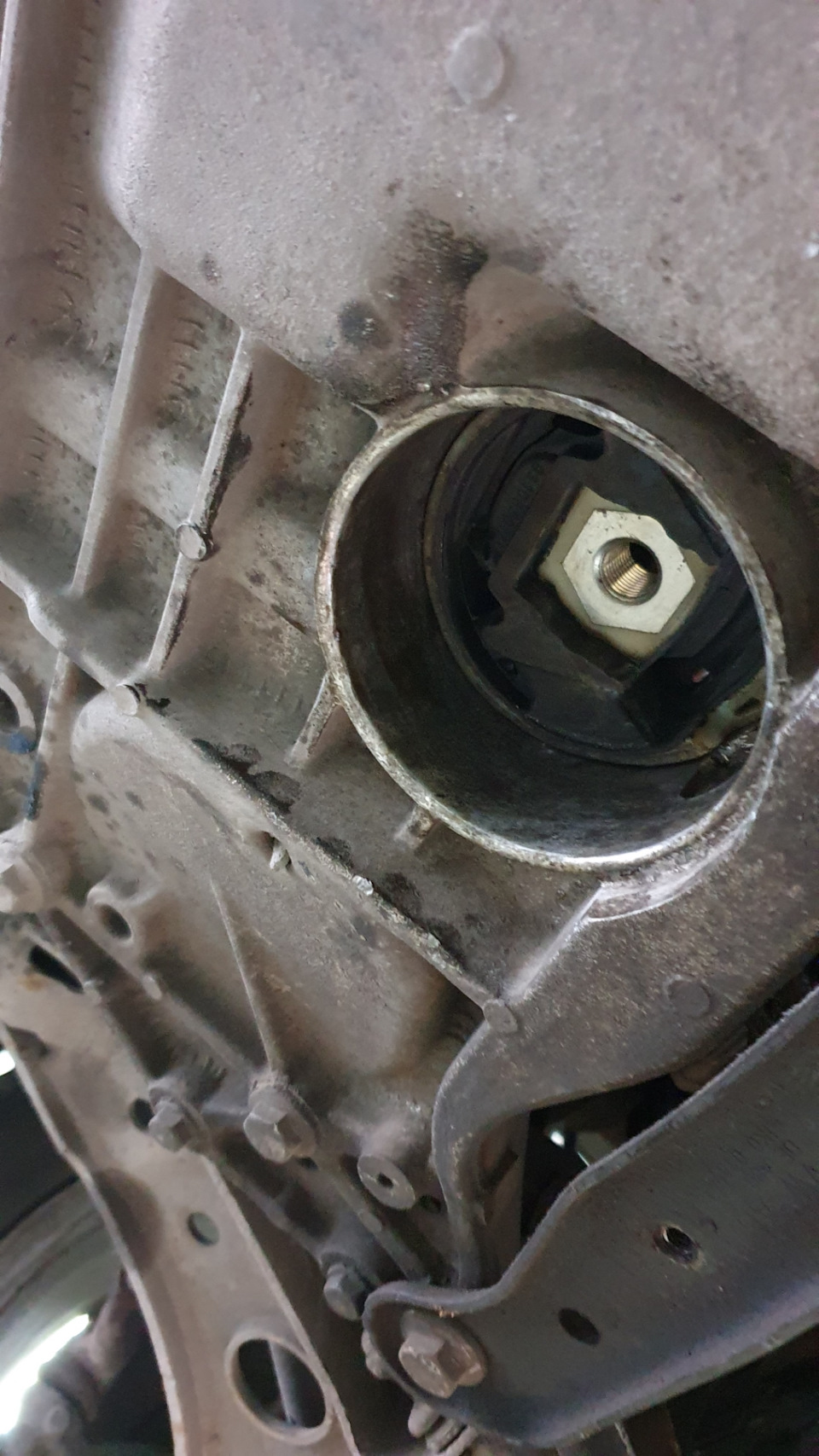 Замена подушки акпп и задних сайлентблоков — Audi A3 Sportback (8PA), 1 ...