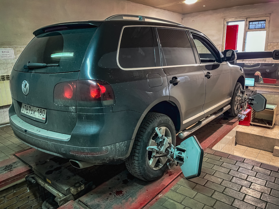Замена передних нижних рычагов — Volkswagen Touareg (1G), 3 л, 2007 ...