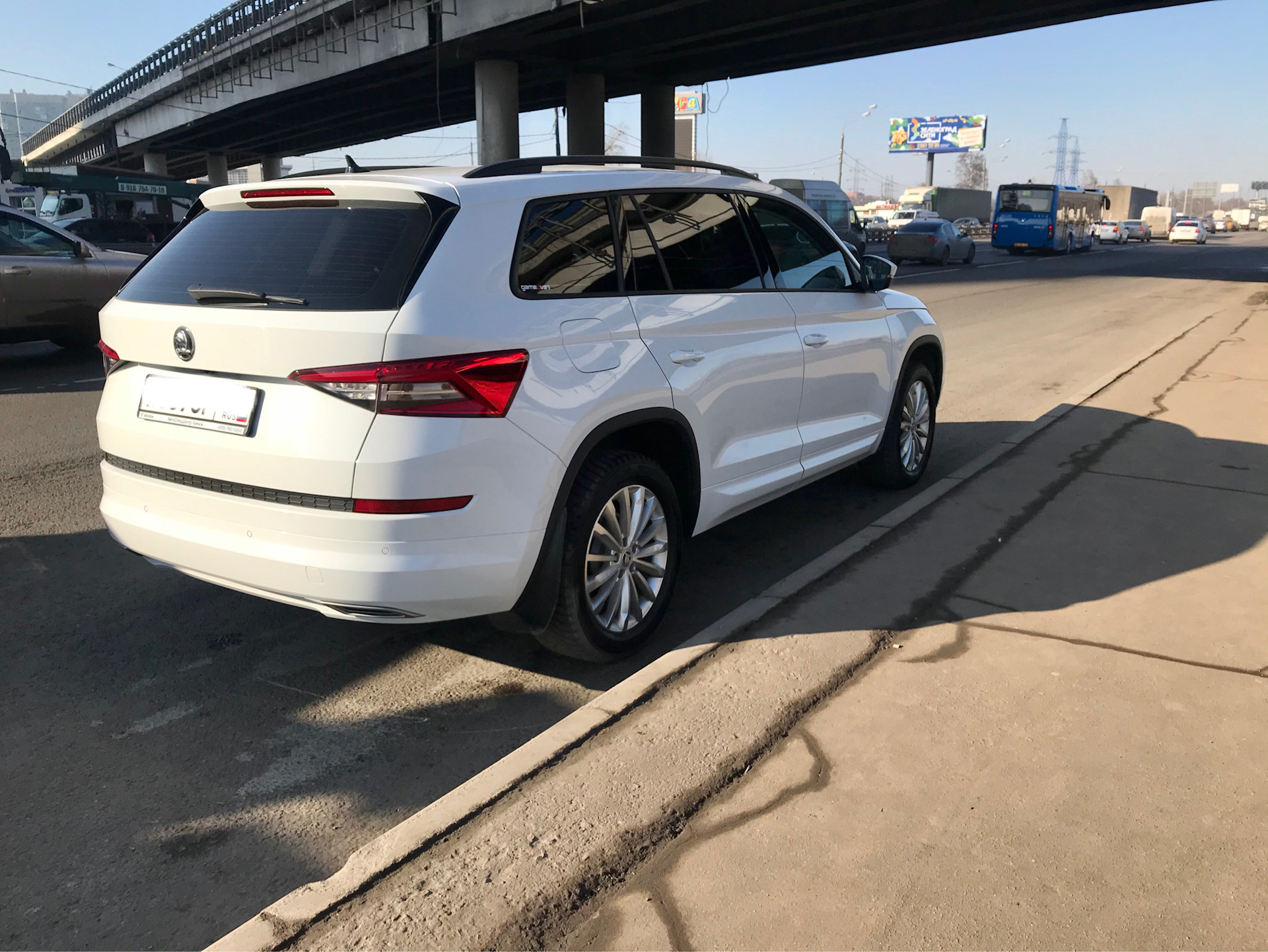 Дверь кодиак. Шкода Кодиак 2022 спойлер. Спойлер Skoda kodiaqfl. Спойлер на Шкода Кодиак 2020. Спойлер Skoda Kodiaq FL.