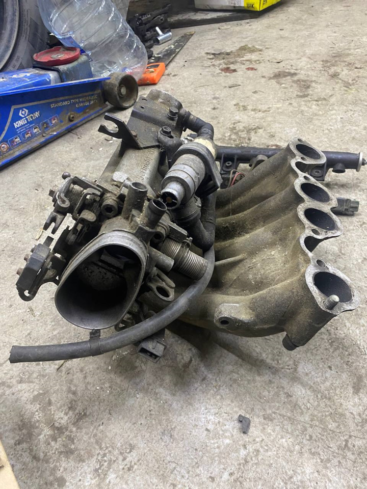 Впускной коллектор 1.8 PF инжектор на Audi 80 (B3), Volkswagen Golf Mk2 ...