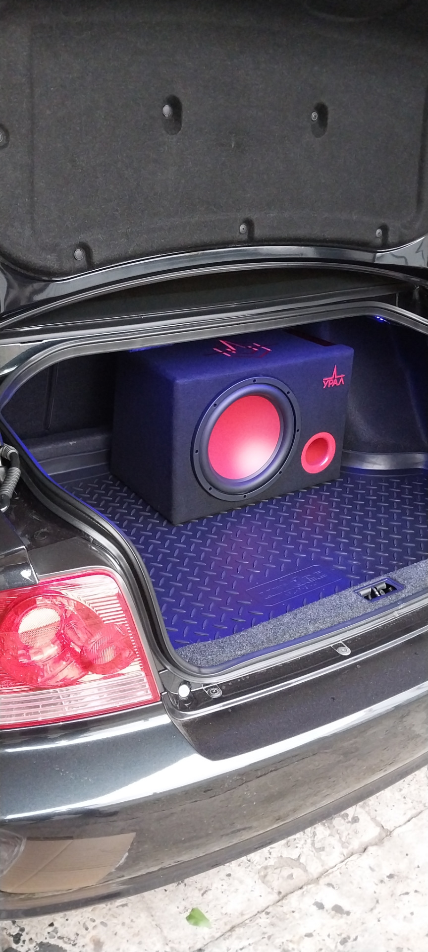 А так мне очень нравится как он смотрится в багажнике 👍 — Hyundai Sonata IV (EF)