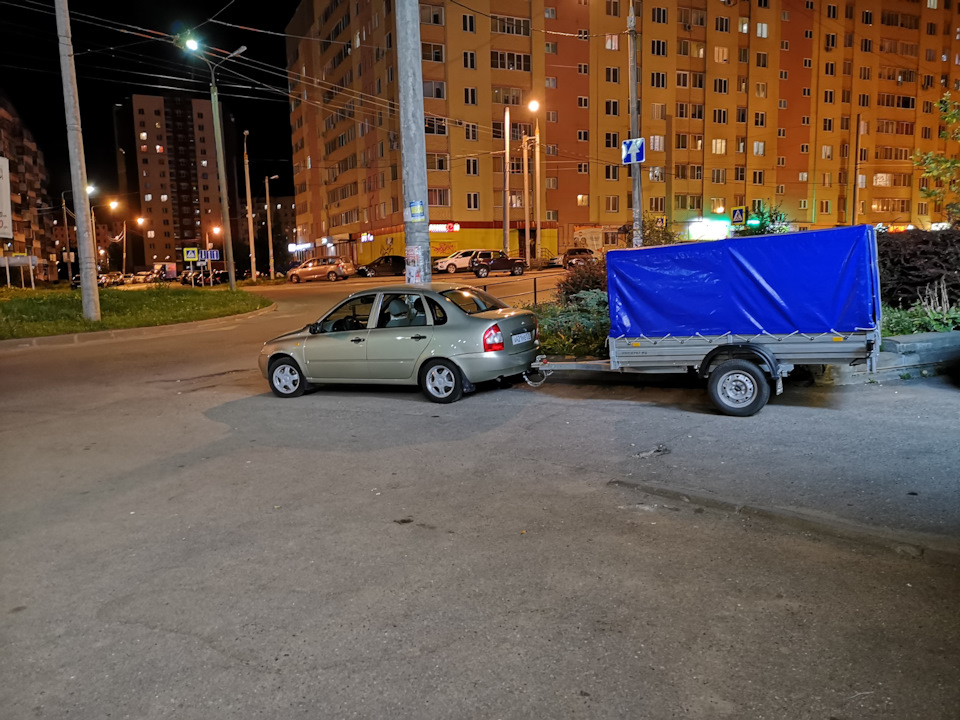 ну и последний прицеп в эксплуатации, удлиненный одноосный, без аэродинамического наклона.В целом не плохо, но лучше взять такой же, но двухосный — Lada Калина седан