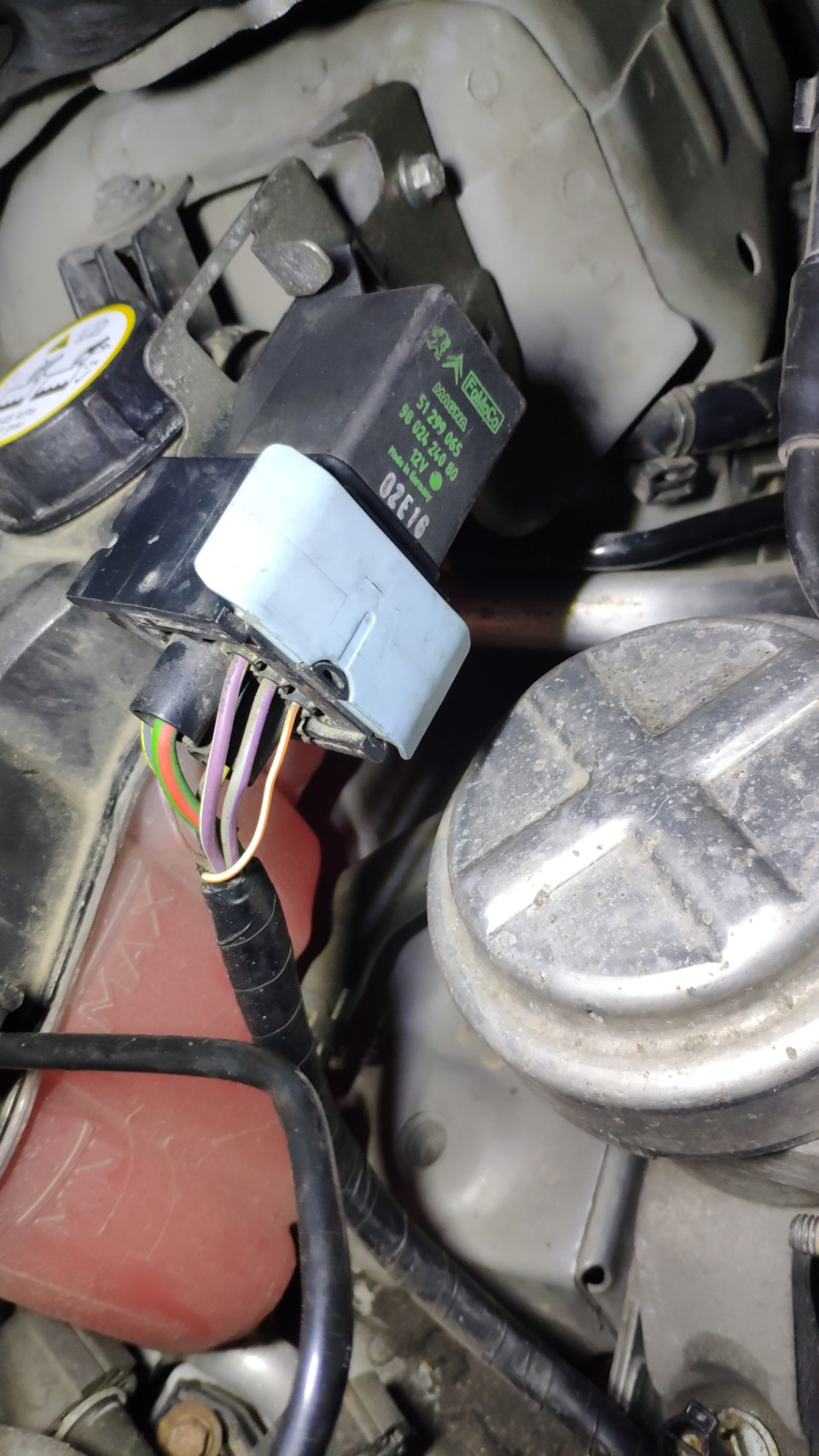 Уже на своем месте — Ford S-Max (1G). Запчасти на фото: 9802424080