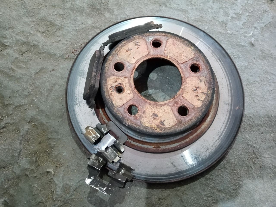 Замена задних тормозных дисков. — Opel Astra H, 1,6 л, 2012 года ...