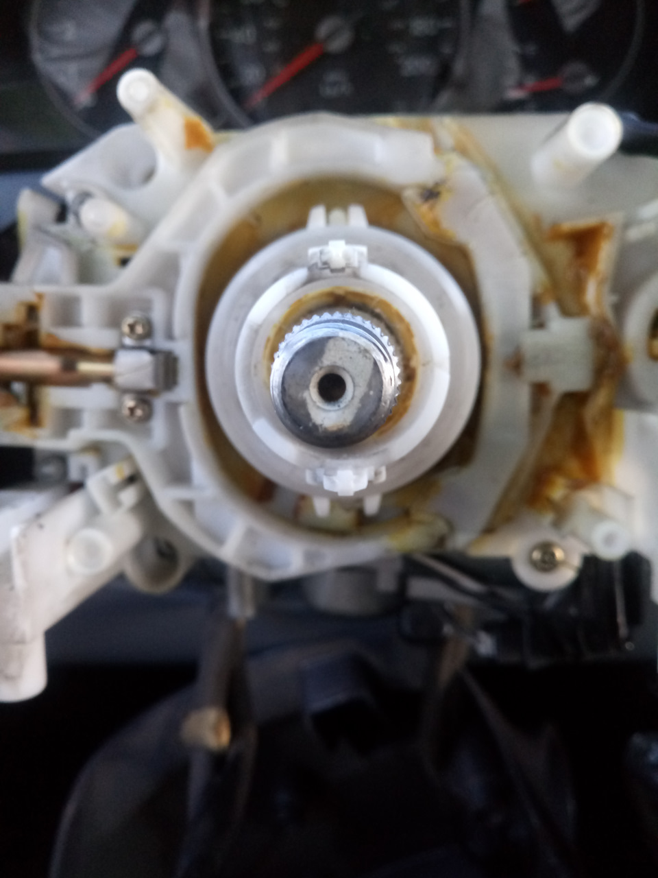 Внимательно осматриваем механизм, проверяем автоматическое переключение поворотника, за него отвечает, пластмассовое кольцо посередине, оно должно стоять выступами вверх — низ. При повороте кольца переключатель должен автоматически возвращаться в исходное положение. — KIA Carnival (1G)