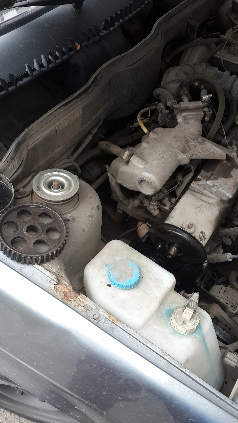 На этот раз потек сальник распред вала. — Lada 2114, 1,5 л, 2006 года ...