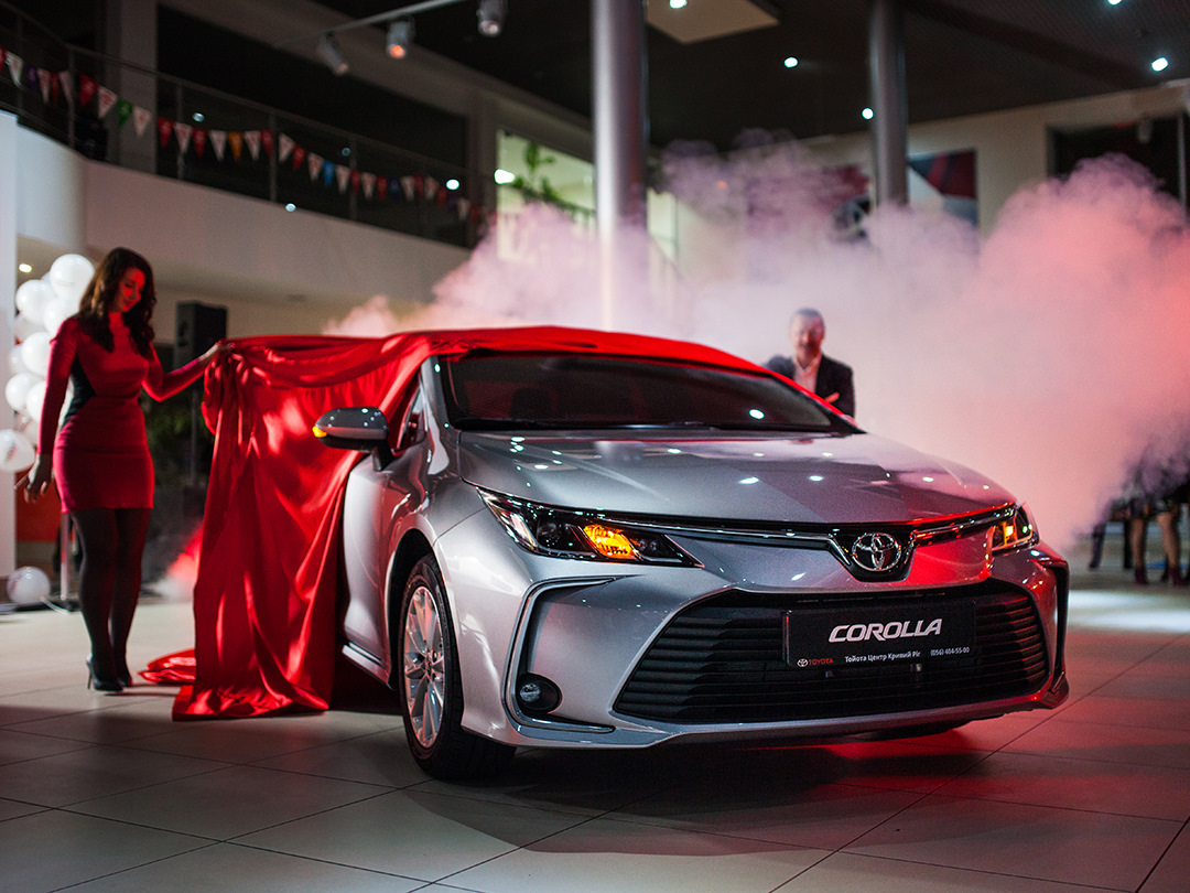 Тойота года. Corolla 2019 драйв 2. Тойота Лидер. Тойота новый год. Презентация новой Toyota.