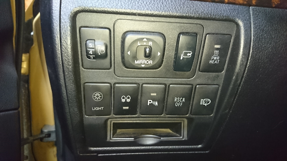 Смена подлокотника и дополнительный подстаканник — Lada Vesta, 1,8 л ...