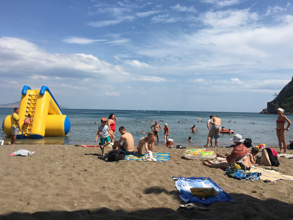 На пляже не сказать что очень многолюдно, в Геленджике и Кабардинке на центральном плате больше, гораздо больше людей — Citroen Grand C4 Picasso (1G)