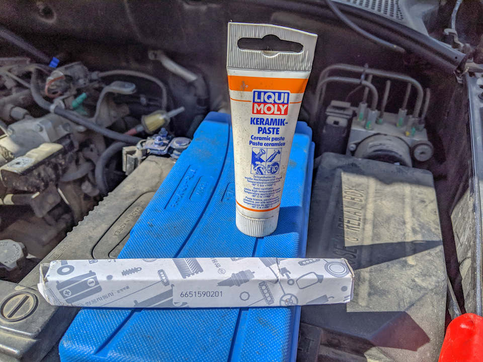 Новая свеча и керамическая мазь от ликви моли — SsangYong Kyron. Запчасти на фото: 6651590201