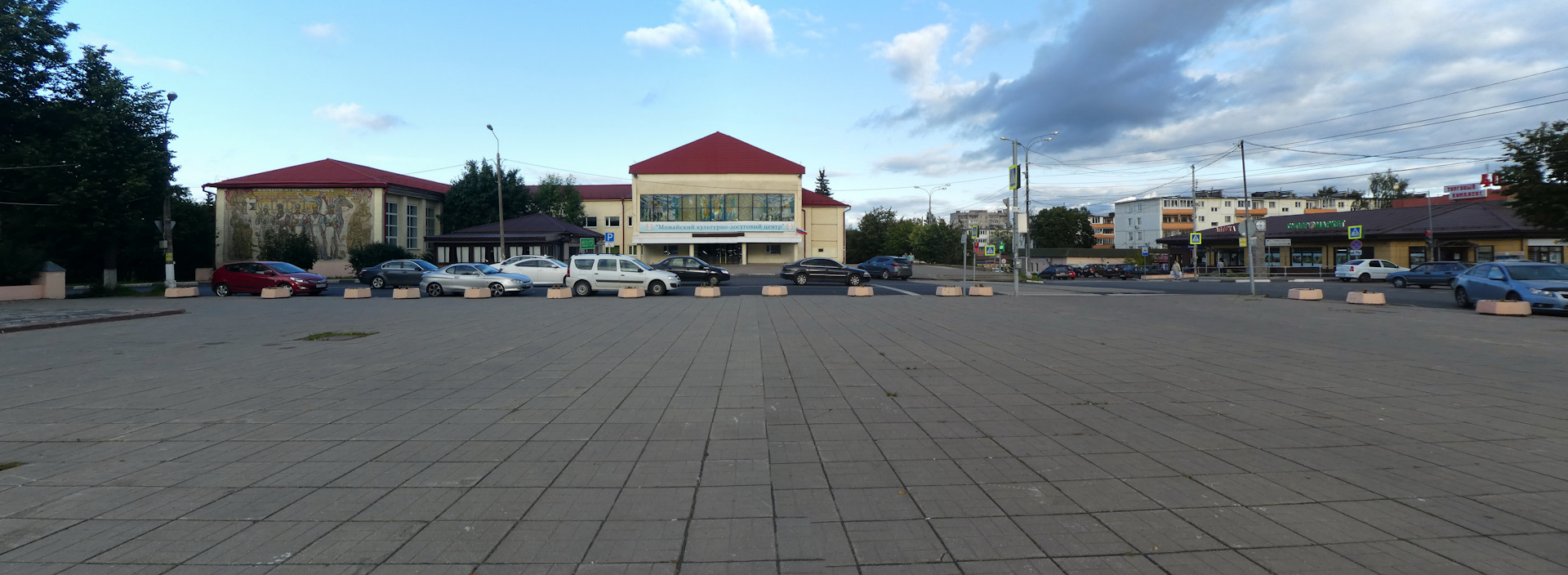 Можайск московская 5. Октябрьская площадь Можайск. Центральный сквер Можайск. Можайск площадь. Можайск Московская Октябрьский площадь улица.