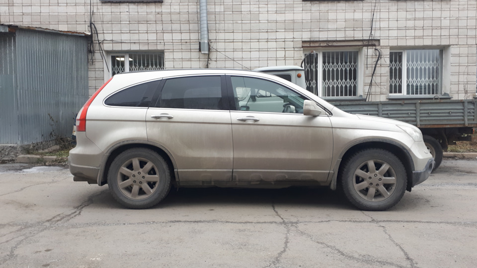 21. Tył: połącz dolne mocowanie amortyzatora z wahaczem; przygotuj auto do opuszczenia na koła. — Honda CR‑V III (RE)