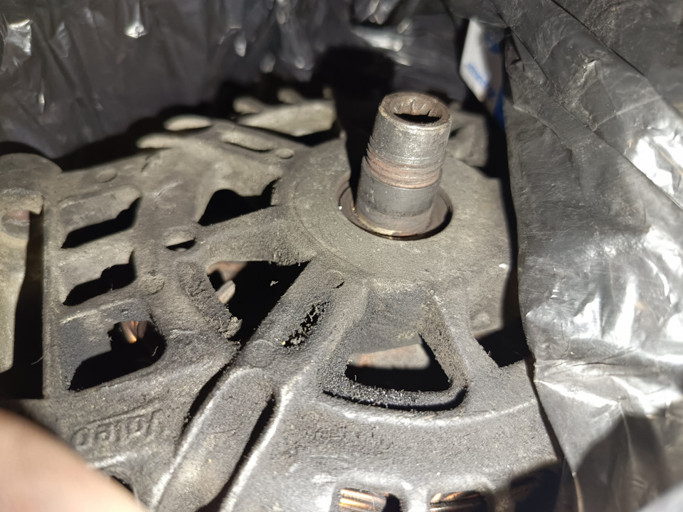 Помогите найти проблему, слизывают резьбу на якоре генератора та муфте ...