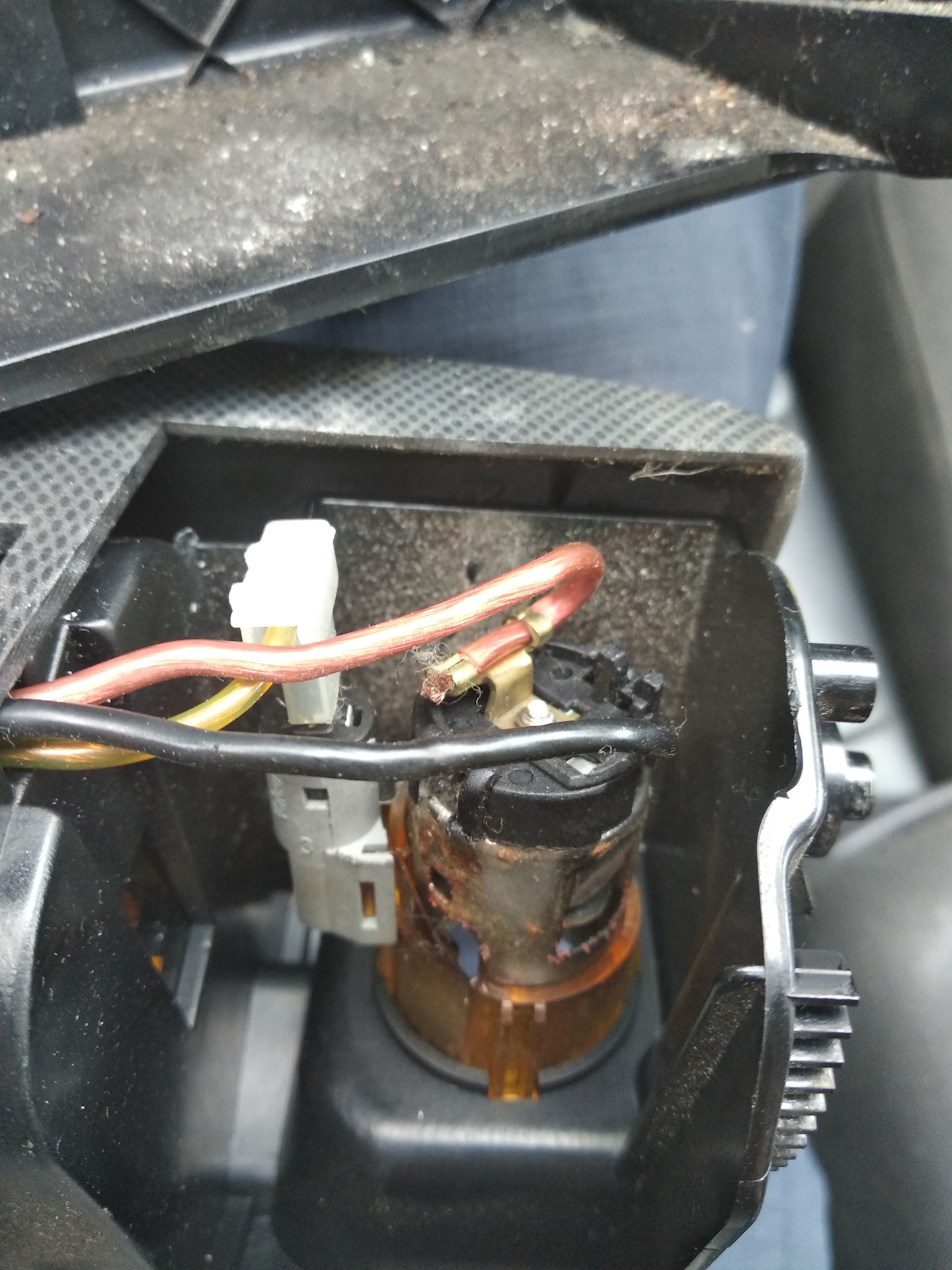 Где предохранитель на прикуриватель авенсис Поборол прикуриватель - Toyota Avensis II, 2 л, 2005 года электроника DRIVE2
