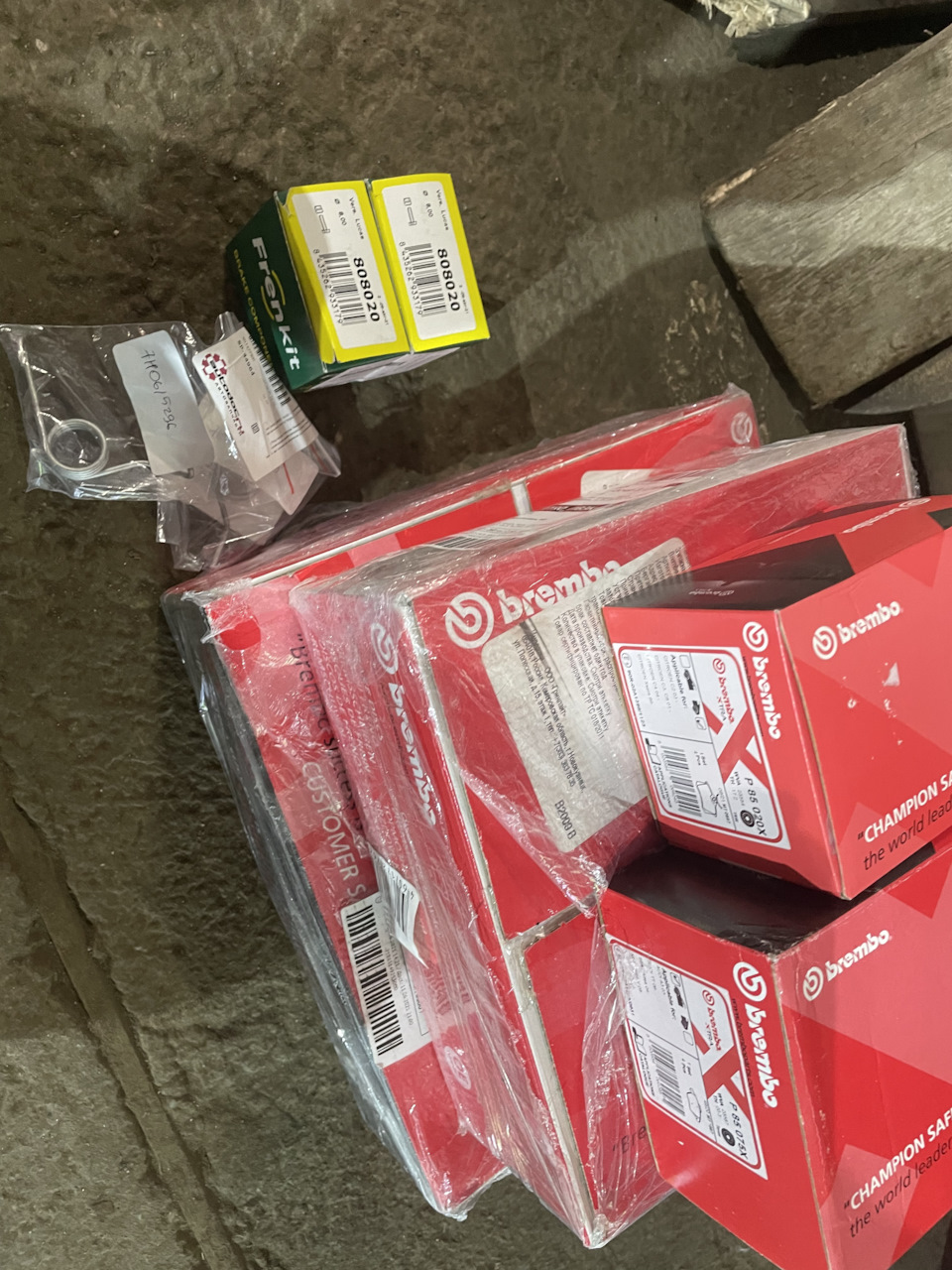 А это тизерок как говорится — Volkswagen Polo Sedan GT. Запчасти на фото: 808020, 820008