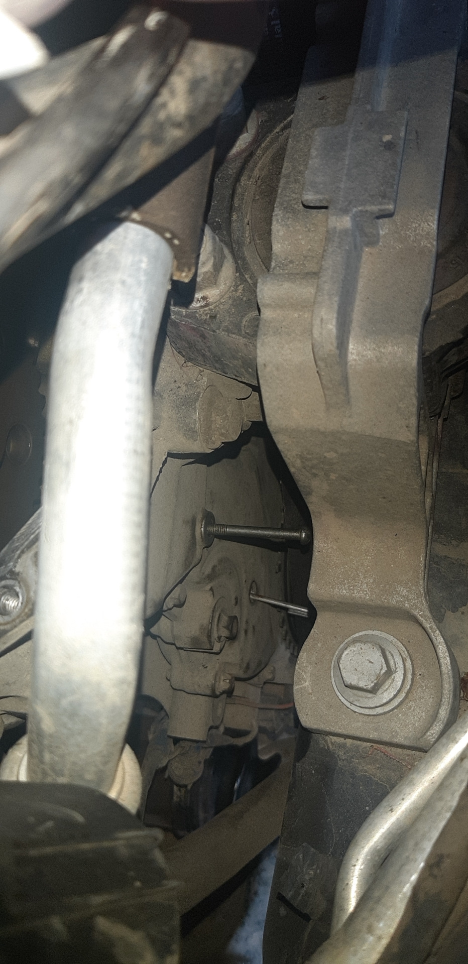 Нижний штифт для разрядки гидронатяжителя, верхний для фиксации башмака. — Ford Focus Sedan II