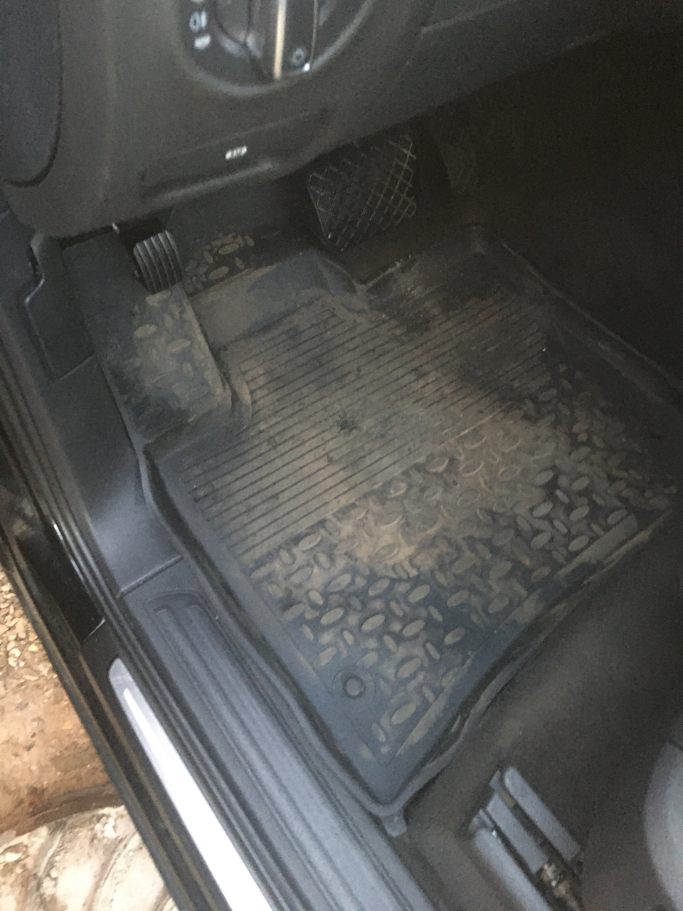 №4 Замена ковриков в салон))) — Audi Q7 (1G), 3 л, 2010 года | своими ...