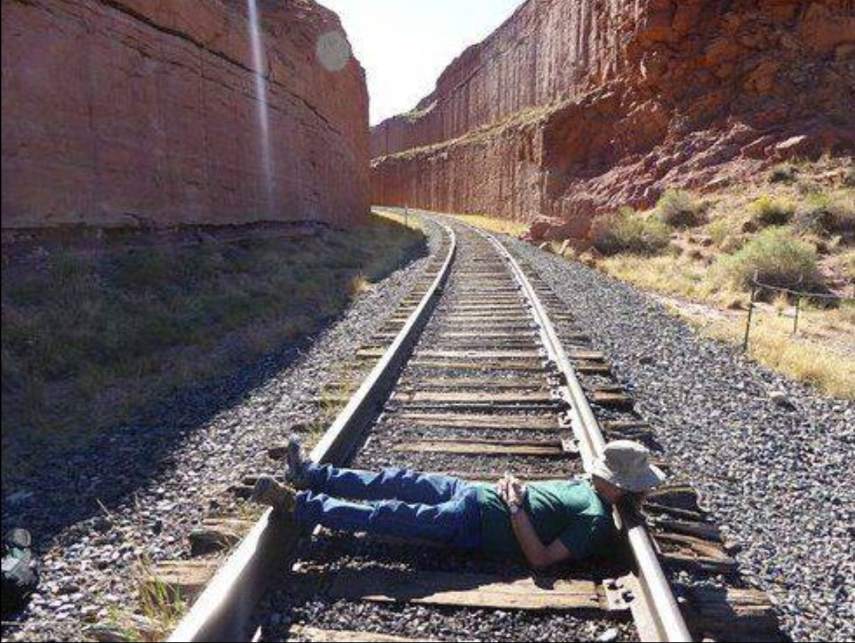 Колея клип. Колея ЖД В США. Одна колея рельс. On the Railroad tracks.