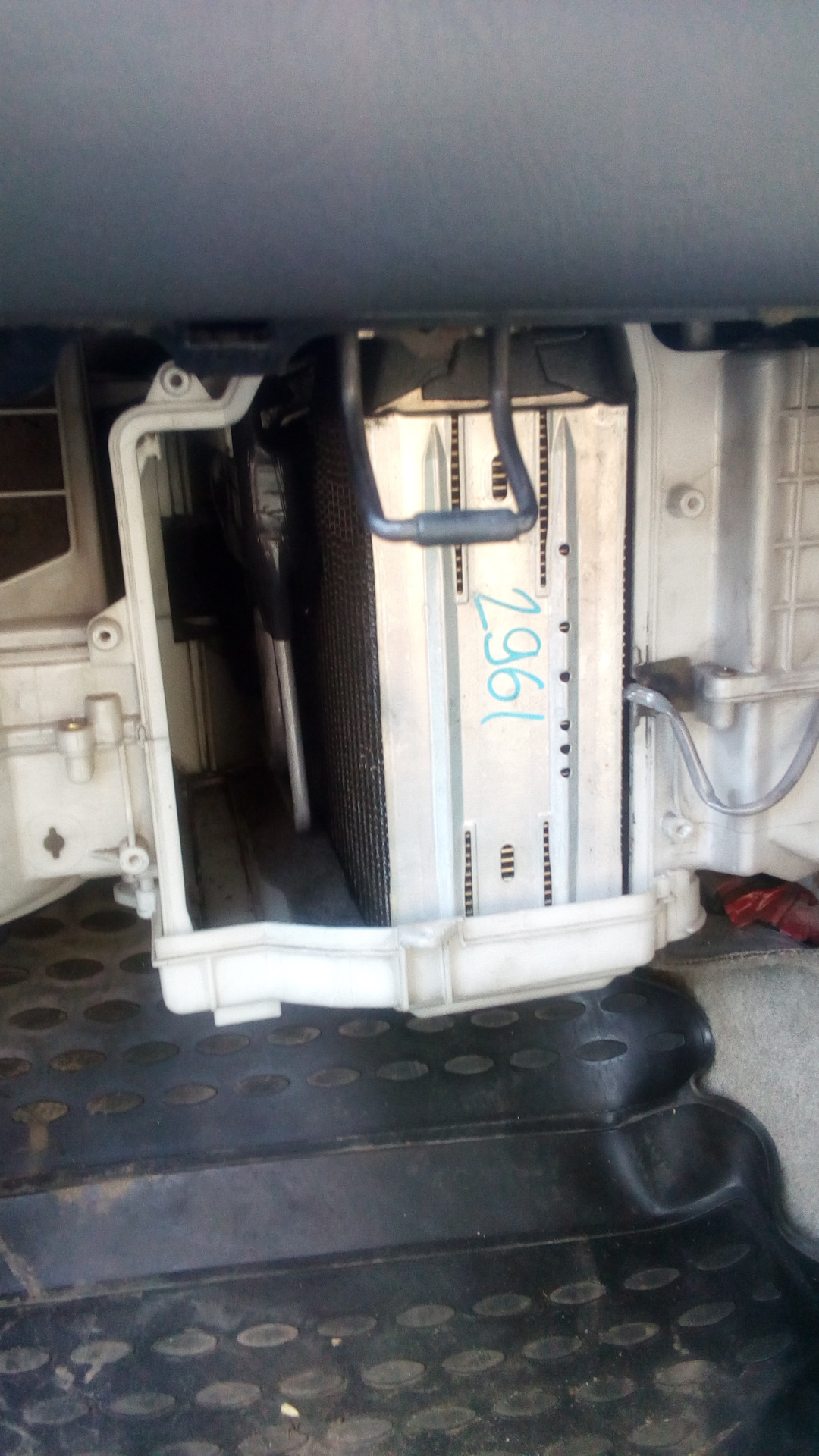 Замена испарителя. Испарителя кондиционера Toyota Vitz 1 поколение. Испаритель кондиционера Тойота Эстима Люсида. Крепления кондиционера Тойота Авалон.
