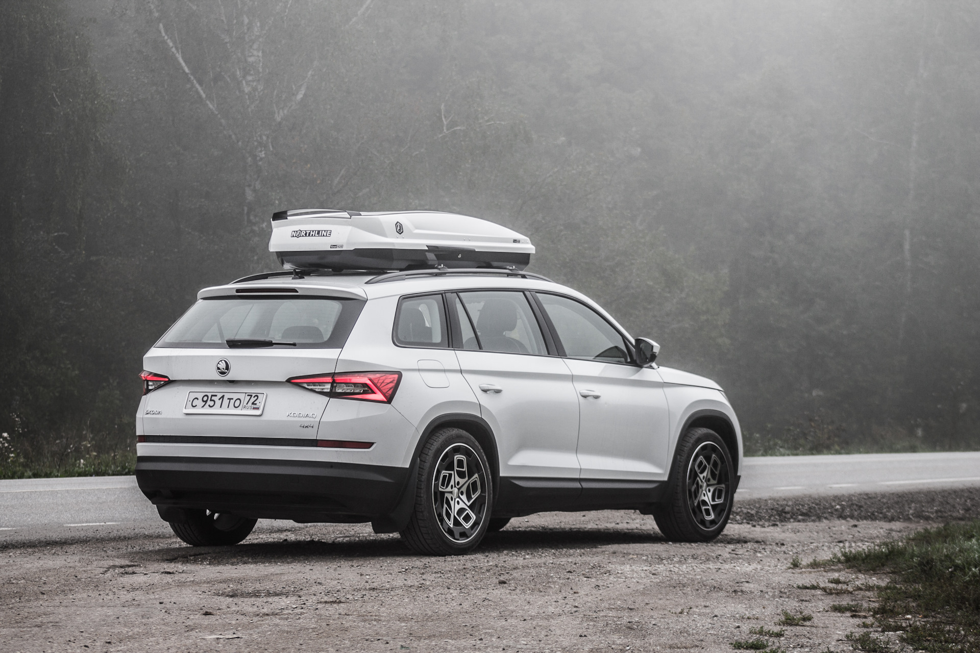 Кодиак багажник. Skoda Kodiaq автобокс. Thule рейлинги Кодиак. Багажник Lux на Skoda Kodiaq. Thule Skoda Kodiaq.