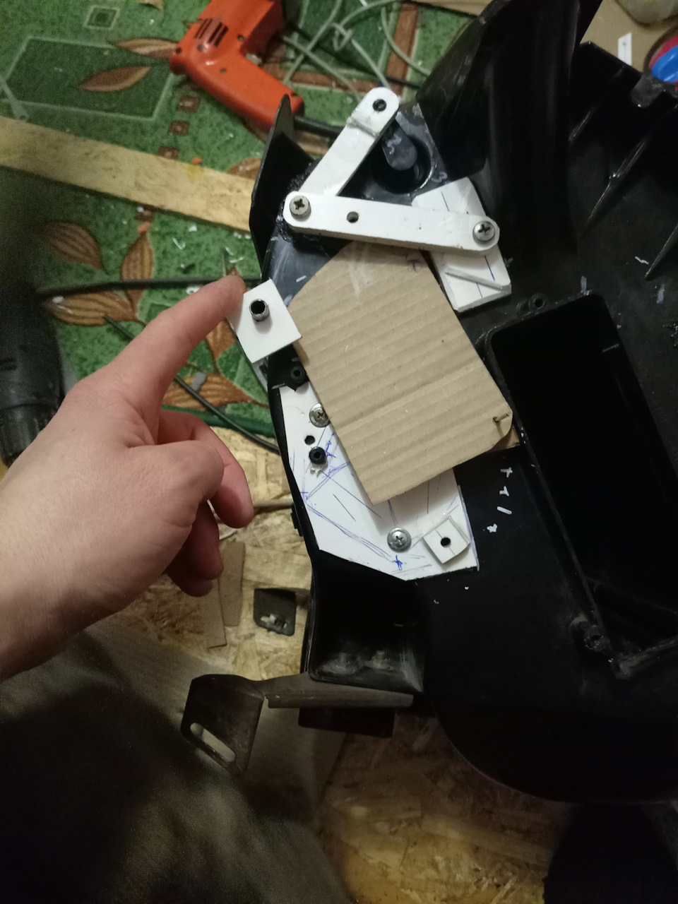 Макет из картона-главного сегмента (гс) в крайнем положении заслонка на лоб закрыта (белый рычаг поднят) — Lada 2120 Надежда