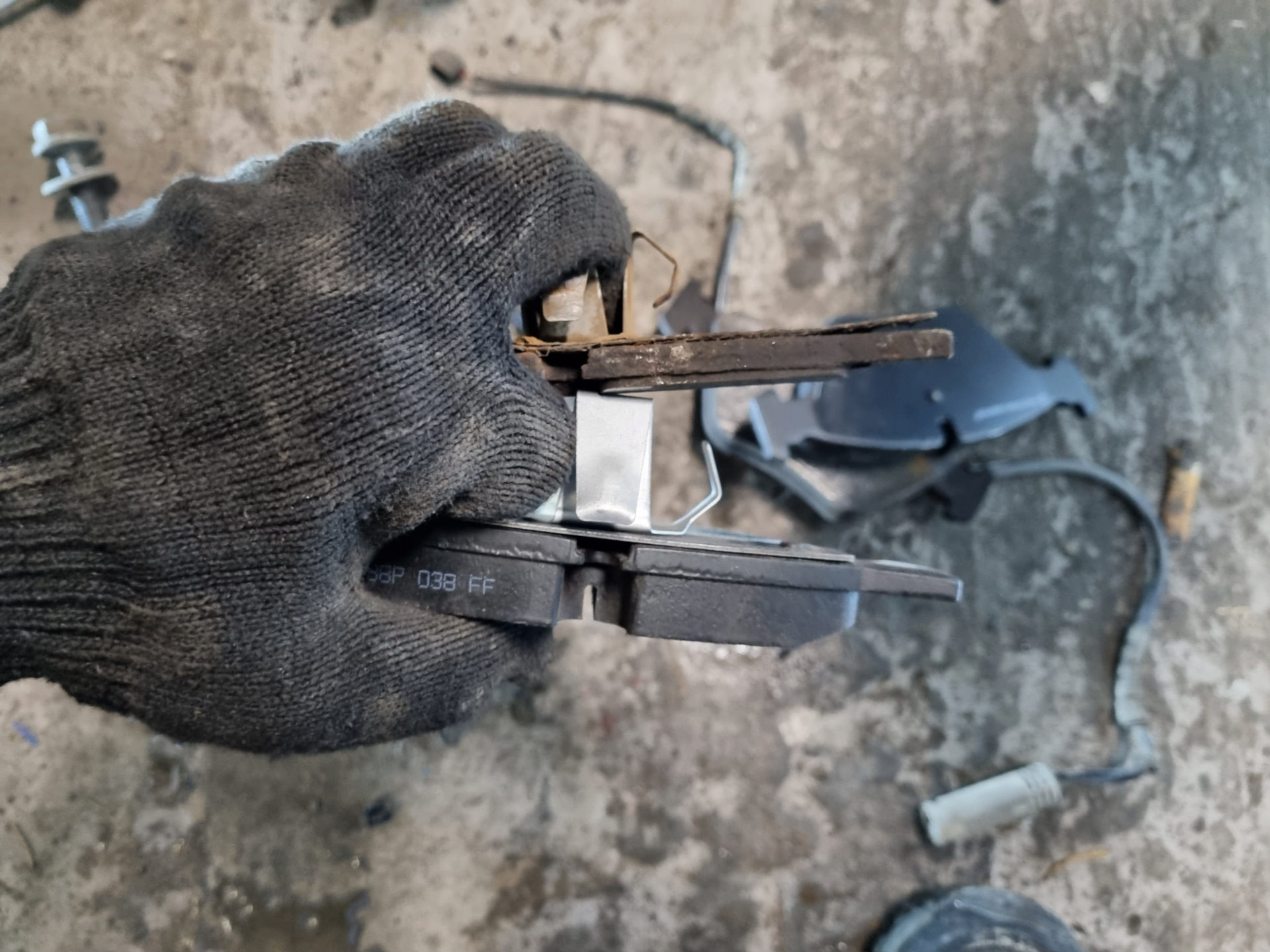 74. Замена тормозных колодок и датчика износа на передней оси — BMW 3 ...