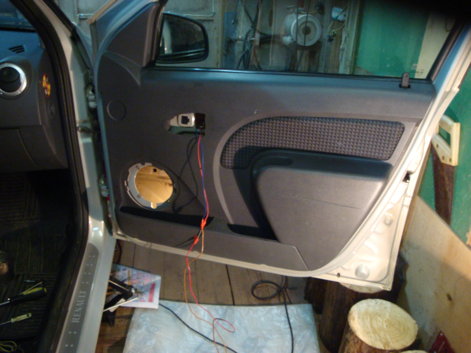 Крепление переднего брызговика снизу. — Renault Logan (1G), 1,6 л, 2009 ...