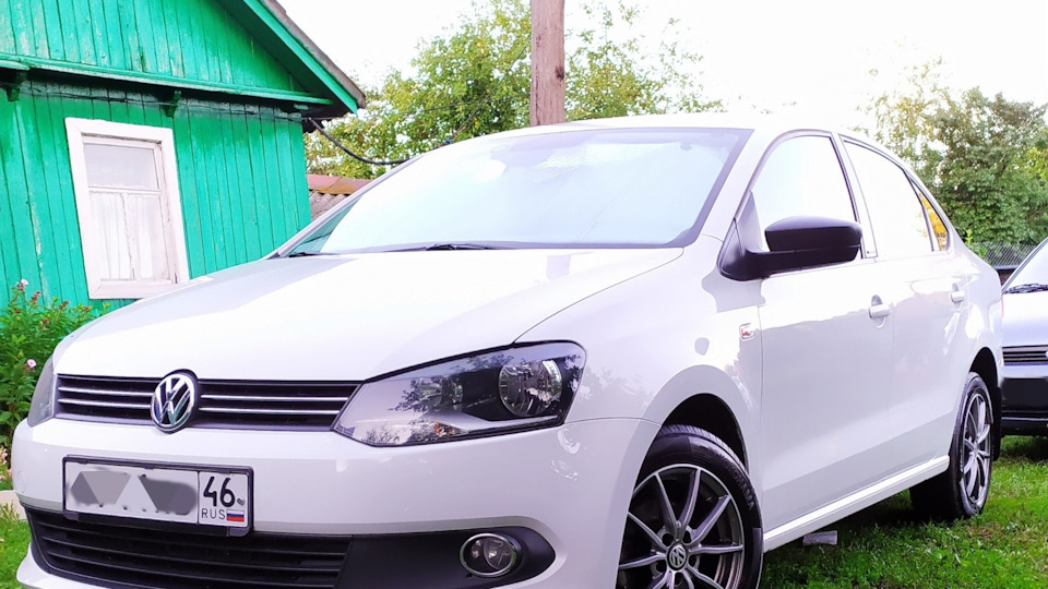 Можно ли на фольксваген поло седан. Экран Фольксваген поло седан. Rukavodstvo Polo sedan 1999. Volkswagen Polo седан такси тюнинг.