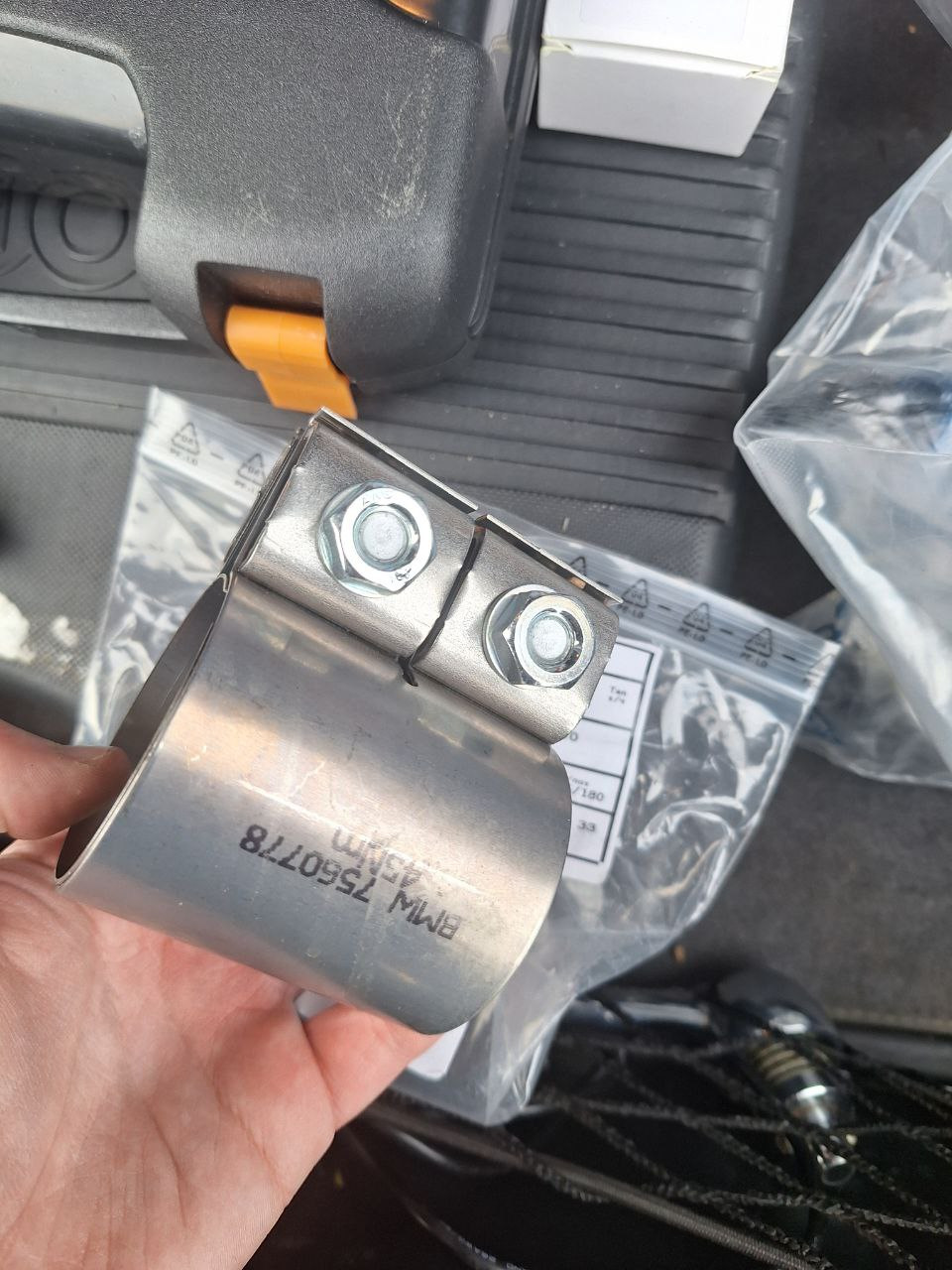 Распорная втулка — BMW 7 series (E38). Запчасти на фото: 7560778