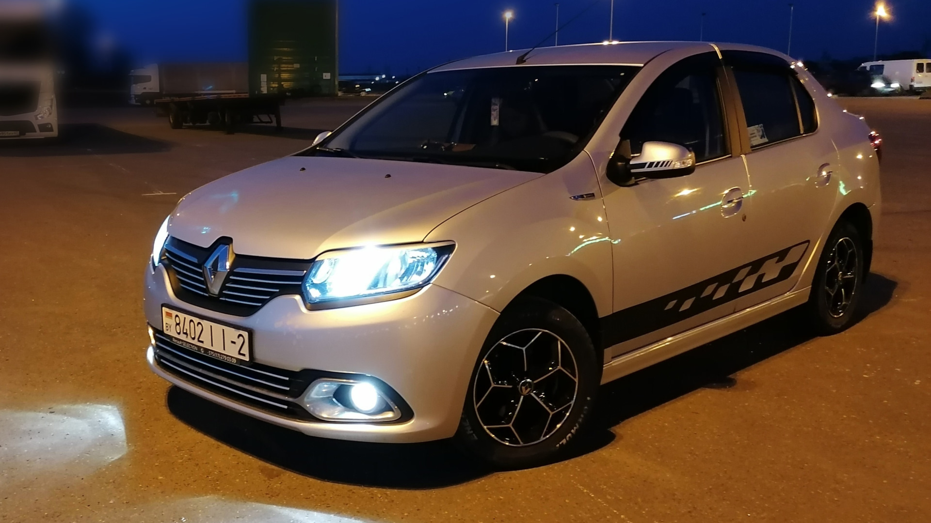 Renault Logan (2G) 1.6 бензиновый 2016 | Lux individual на DRIVE2