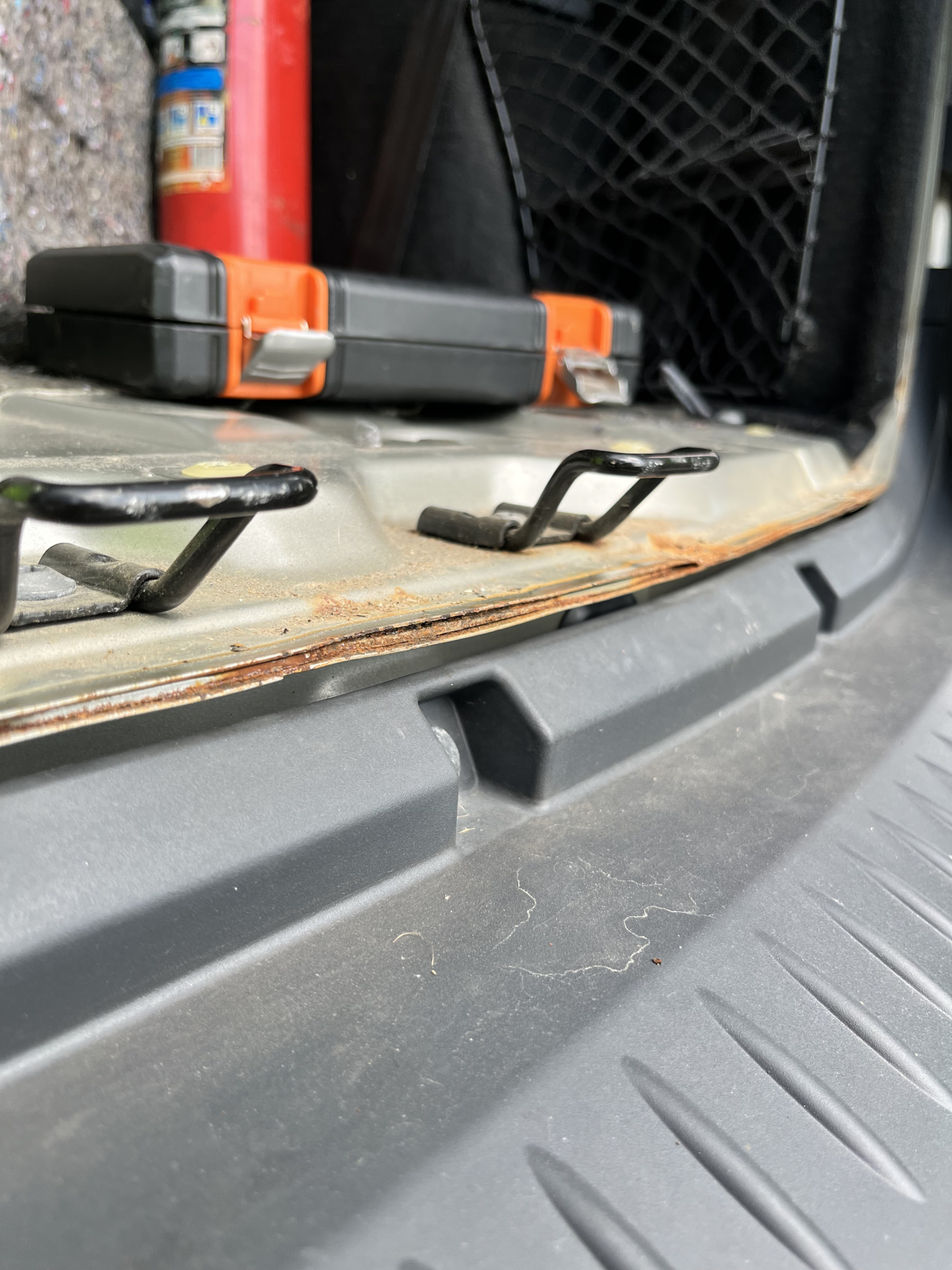 Toyota rav4 накладка нижней кромки крышки багажника черная. 5g0061195. кромка багажника. кромка багажника мазда 6 gh ржавчина. накладка на кромку багажника passat b6.