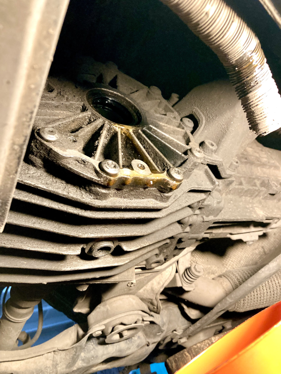 Замена сальника в Мкпп — Audi A6 (C5), 1,8 л, 2001 года | визит на ...