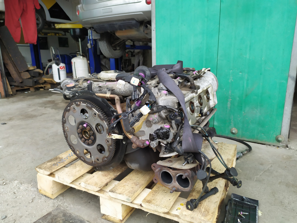 Контракт. На пробег даже не смотрел, какой-то пробег объявляли около 100к, но я в такие вещи не шибко верю, поэтому даже не заморачивался слушать. — Toyota Estima (I)